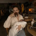 Zoë Pastelle Holthuizen Instagram - thinking back to the moment when i thought i would have time to do content without a child attached 🙃 also first coffee with caffeine after pregnancy hit different, and putting ilios on a table was my mums idea 😂☕️