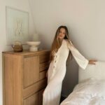 Zoë Pastelle Holthuizen Instagram - those who know me know, my only interior rule is high quality oak wood 🪵 got this precious piece from @tikamoon