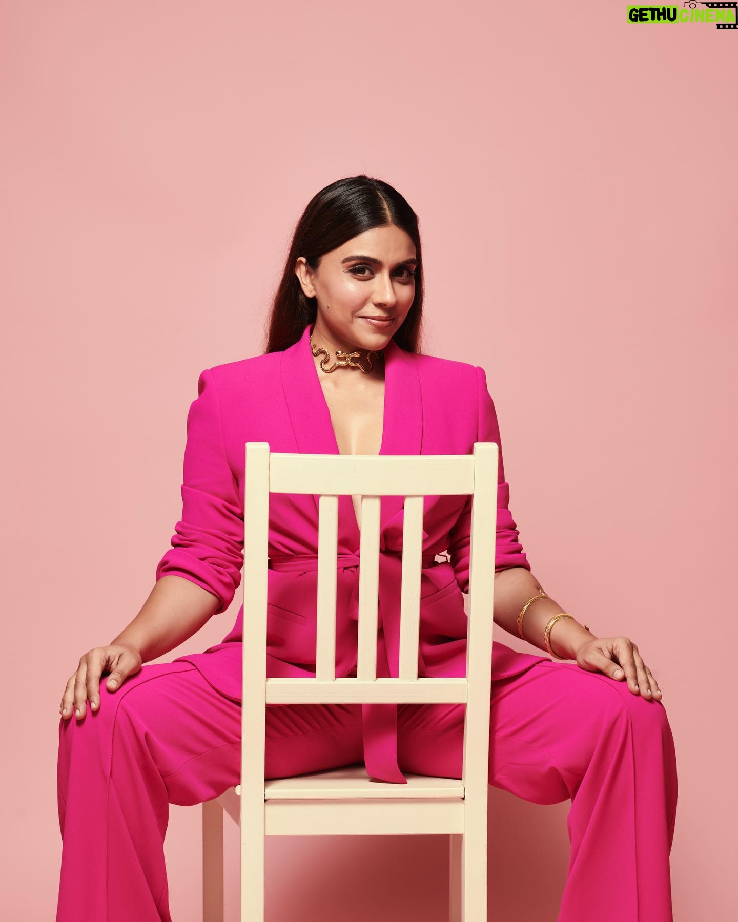 Zoa Morani - 1.6K Likes - #Dahaad Premiere night @primevideoin @excelmovies @tigerbabyofficial
Goosebumps, 4 hours to release ! 🙊
Make up & Hair : @simua_996
Styling : @niyati_gogri
Accessories: @qisbyashmeet
Photography : @vedishnaidu_photography
