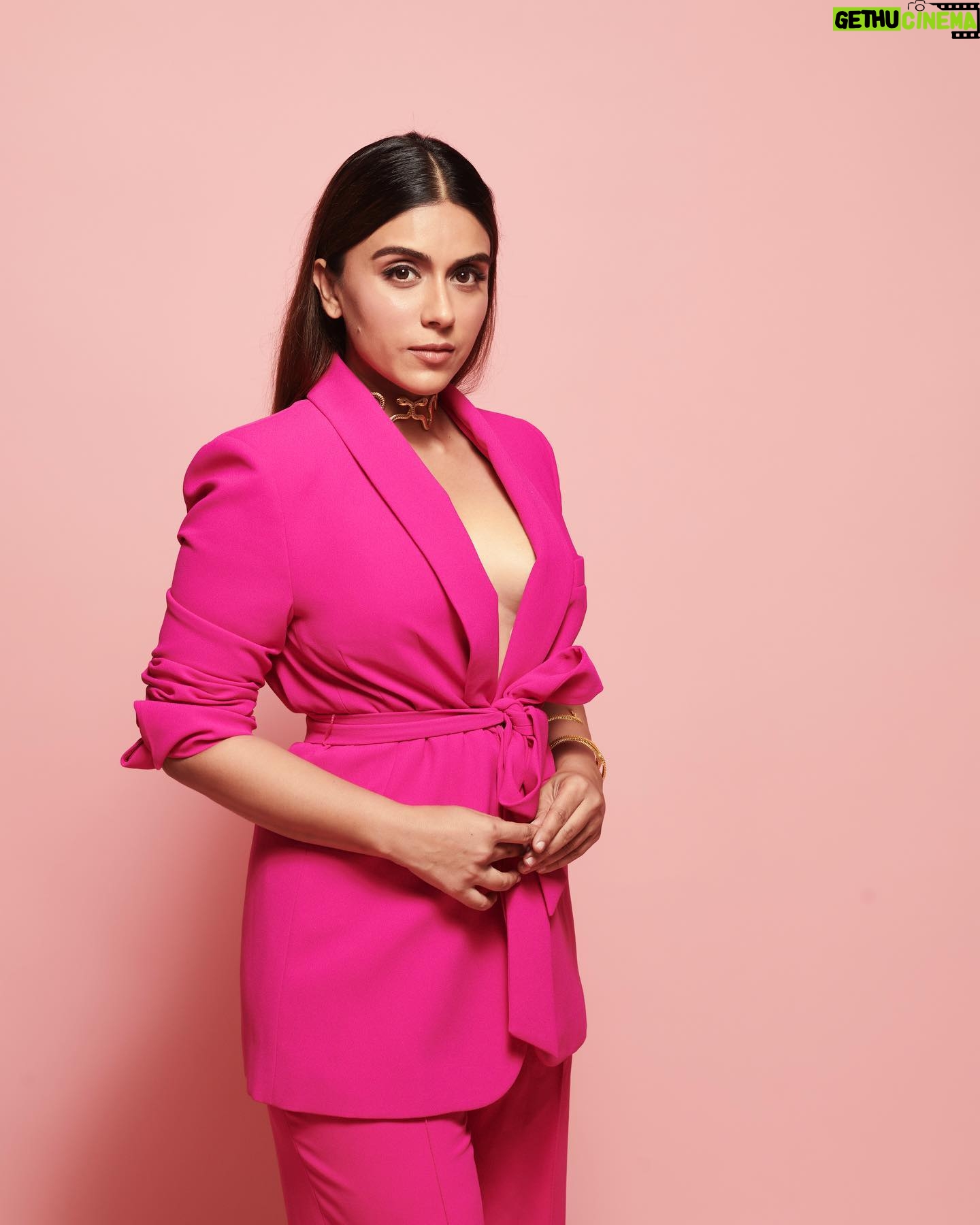 Zoa Morani - 1.6K Likes - #Dahaad Premiere night @primevideoin @excelmovies @tigerbabyofficial
Goosebumps, 4 hours to release ! 🙊
Make up & Hair : @simua_996
Styling : @niyati_gogri
Accessories: @qisbyashmeet
Photography : @vedishnaidu_photography