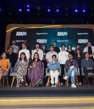 Zoa Morani Instagram - #Adhura poora hone jaa raha hai 🤭🫣👀 
7th july on @primevideoin #adhuraonprime 
Make up and hair @makeupbybablu