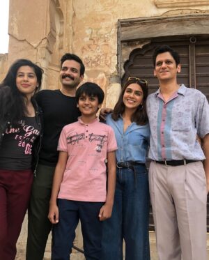 Zoa Morani Instagram - The Swarnakar’s … its all about loving your family ? 👀
#Dahaad #dahaadonprime