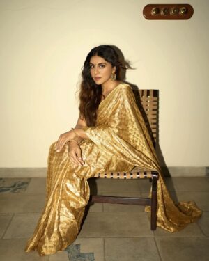 Zoa Morani Instagram - Dressed up for my first ever nomination ☺️ it was SUCH an honour being in that room last night with SUCH an ocean of talent from every aspect of filmmaking.. and to get a nomination from a jury of 50 esteemed critics literally felt surreal , cant believe it still 🫢… thank you @anupama.chopra maam and everyone at @filmcriticsguild @criticschoiceindia for finding my performance worthy of the nomination… a milestone moment really … @amrutasubhash was SO truly the deserving winner from our category, knew it in my heart from before ☺️ such a fan maam…
Hair and make up @shraddhamishra8 
Photos @palashsverma  #criticschoiceawards #filmcriticsguild #dahaad