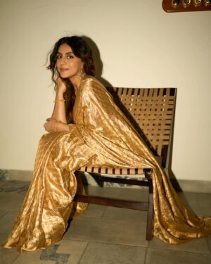 Zoa Morani Instagram - Dressed up for my first ever nomination ☺️ it was SUCH an honour being in that room last night with SUCH an ocean of talent from every aspect of filmmaking.. and to get a nomination from a jury of 50 esteemed critics literally felt surreal , cant believe it still 🫢… thank you @anupama.chopra maam and everyone at @filmcriticsguild @criticschoiceindia for finding my performance worthy of the nomination… a milestone moment really … @amrutasubhash was SO truly the deserving winner from our category, knew it in my heart from before ☺️ such a fan maam…
Hair and make up @shraddhamishra8 
Photos @palashsverma  #criticschoiceawards #filmcriticsguild #dahaad