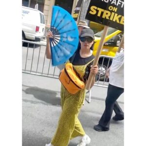 Zoë Chao Instagram - Hot for workers’ rights 🖤💛thanking all gods New York is a union town! And THANK YOU TO OUR STRIKE CAPTAINS @sagaftra 

🪭

please consider donating to the Entertainment Community Fund @alifeinthearts (link in bio) or @tusctogether which is raising funds to help crew members who have lost health insurance.