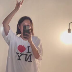 Zoë Chao Instagram - Hot for workers’ rights 🖤💛thanking all gods New York is a union town! And THANK YOU TO OUR STRIKE CAPTAINS @sagaftra 

🪭

please consider donating to the Entertainment Community Fund @alifeinthearts (link in bio) or @tusctogether which is raising funds to help crew members who have lost health insurance.
