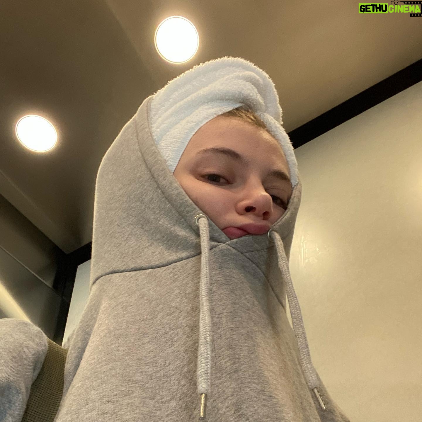 Zoe Levin - 4.6K Likes - #glam