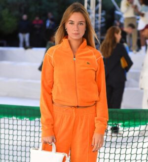 Zoé Marchal Instagram - Merci @lacoste 🧡🐊 #jsuisarchialaise