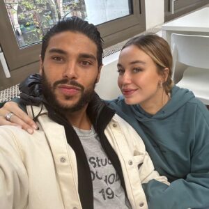 Zoé Marchal Instagram - De pire en pire 😂 
De Nassim & Zoé en Youss & Steph 🖤 avec mon partenaire @nassimlyes que j’aime ! 
NOUVEAUX RICHES de @julien_royal_ sur @netflixfr 🫶🏼 
#comedie #action #amour #nouveauxriches #netflix