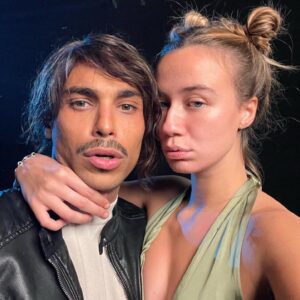 Zoé Marchal Instagram - De pire en pire 😂 
De Nassim & Zoé en Youss & Steph 🖤 avec mon partenaire @nassimlyes que j’aime ! 
NOUVEAUX RICHES de @julien_royal_ sur @netflixfr 🫶🏼 
#comedie #action #amour #nouveauxriches #netflix
