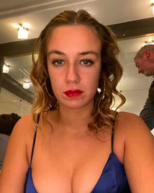 Zoé Marchal Instagram - Samedi soir VS dimanche matin. 

Zoé Marchal en Stéphanie dans le film Nouveaux Riches, c’est dispo !