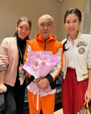 Zoie Tam Instagram - 年初五快樂🧧
1) 情人節有花收 開心 @cetaphilhk❤️
2）BabyG話農曆新年祝我快高長大 話我好快好返可以行😅
3）農曆年我們都在澳門過年 開心 @vvyeo 💕
4）有看出我的誠意嗎 ⛷
5）200分的演唱會 每一個環節都充滿重重驚喜 超好看😍  @dickyyyyyyyyyyyyyyyyyy 
6) 我們三很久沒有同框 🖼
7）happy birthday dear @mikiyeung 願你每天幸福快樂🎂
8）這段時間辛苦你了 happy Valentine’s Day 😬
9，10) 昨天才發現BabyG原來識得畫人像 娘親表示很驚訝🙀
。
。
最後祝大家身體健康💪🏻