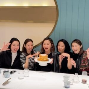 Zoie Tam Instagram - 年初五快樂🧧
1) 情人節有花收 開心 @cetaphilhk❤️
2）BabyG話農曆新年祝我快高長大 話我好快好返可以行😅
3）農曆年我們都在澳門過年 開心 @vvyeo 💕
4）有看出我的誠意嗎 ⛷
5）200分的演唱會 每一個環節都充滿重重驚喜 超好看😍  @dickyyyyyyyyyyyyyyyyyy 
6) 我們三很久沒有同框 🖼
7）happy birthday dear @mikiyeung 願你每天幸福快樂🎂
8）這段時間辛苦你了 happy Valentine’s Day 😬
9，10) 昨天才發現BabyG原來識得畫人像 娘親表示很驚訝🙀
。
。
最後祝大家身體健康💪🏻