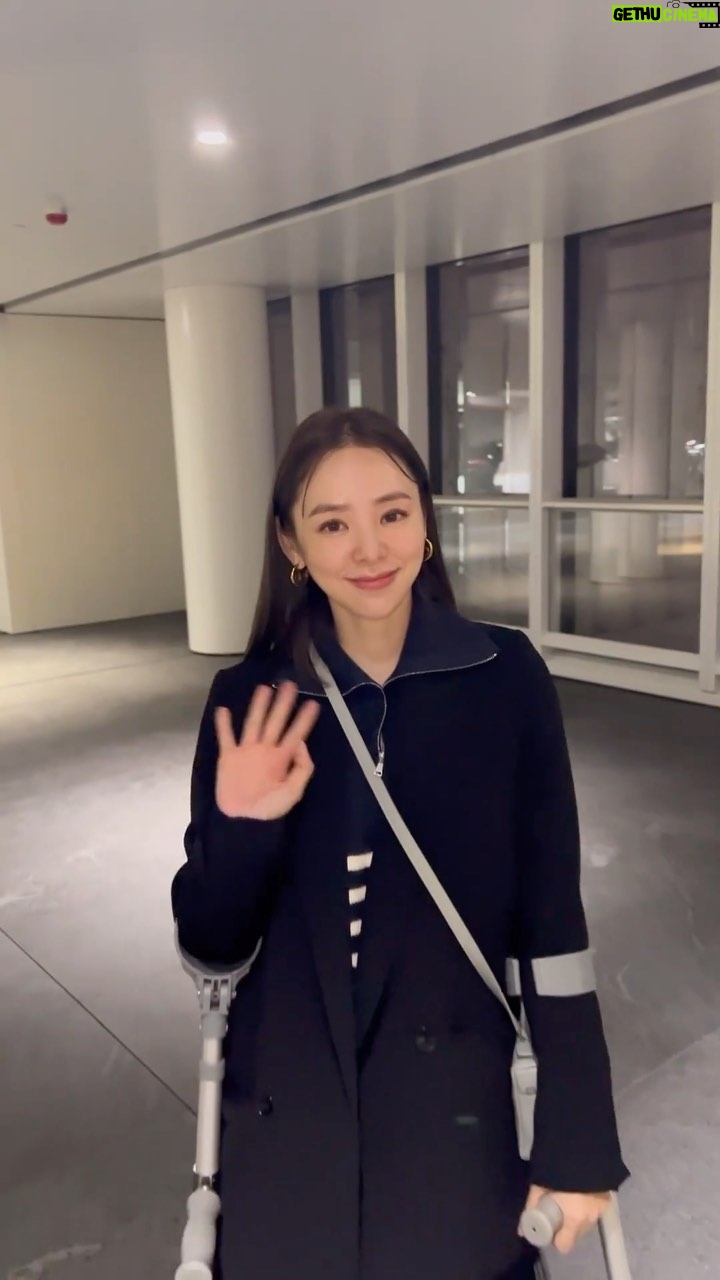 Zoie Tam - 5.7K Likes - 2024年的新造型
因為自己唔小心拗柴
所以呢排都會用呢個look嚟示人
搵咗好耐鞋先襯到呢隻boot🫣
#醫生叫我唔好行咁多 #好彩囡囡肯借部車車我 #好彩我有先見之明送部車車比佢先有得問佢借 #好彩 #少少苦楚等於激勵