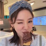 Zoie Tam Instagram - 突然好想食🍦 我就同BabyG講 👱🏻‍♀️「媽媽要出去買啲好重要嘅嘢買完好快返黎」 👧🏻「唔好 要一齊 」 糾纏了幾個回合之後 結果我答應了她 只能在車箱等我 ~ Deal （其實我仲未介紹呢啲好嘢比BabyG食) 就係咁連杯雪糕溶嘅時間都冇 就咁吞咗落肚啦 然後極速趕回去 其實BabyG都好乖乖 每次見到其他小朋友食零食時 佢都會問准爸爸媽媽可唔可以食 有時候都好內疚 覺得自己對她飲食方面是否控制得太嚴謹 大家又點睇呢⁉️