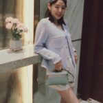 Zoie Tam Instagram - 突然好想食🍦 我就同BabyG講 👱🏻‍♀️「媽媽要出去買啲好重要嘅嘢買完好快返黎」 👧🏻「唔好 要一齊 」 糾纏了幾個回合之後 結果我答應了她 只能在車箱等我 ~ Deal （其實我仲未介紹呢啲好嘢比BabyG食) 就係咁連杯雪糕溶嘅時間都冇 就咁吞咗落肚啦 然後極速趕回去 其實BabyG都好乖乖 每次見到其他小朋友食零食時 佢都會問准爸爸媽媽可唔可以食 有時候都好內疚 覺得自己對她飲食方面是否控制得太嚴謹 大家又點睇呢⁉️