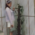Zoie Tam Instagram - 突然好想食🍦 我就同BabyG講 👱🏻‍♀️「媽媽要出去買啲好重要嘅嘢買完好快返黎」 👧🏻「唔好 要一齊 」 糾纏了幾個回合之後 結果我答應了她 只能在車箱等我 ~ Deal （其實我仲未介紹呢啲好嘢比BabyG食) 就係咁連杯雪糕溶嘅時間都冇 就咁吞咗落肚啦 然後極速趕回去 其實BabyG都好乖乖 每次見到其他小朋友食零食時 佢都會問准爸爸媽媽可唔可以食 有時候都好內疚 覺得自己對她飲食方面是否控制得太嚴謹 大家又點睇呢⁉️