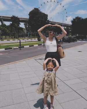 Zoie Tam Instagram - 下雨天就會想著陽光普照的日子
翻看手機重溫了一下新加坡的旅程🛩

P1-2) BabyG 人生第一次去到新加坡 本打算帶她去坐摩天輪 但巧遇摩天輪在這期間進行年度維修 唯有答應她下次再來 結果要回港補坐🤣

P3-6)寶貝最喜歡睇動物 所以今次去動物園簡直是重中之重 藉此希望她能學懂尊重自然環境和生命❤️

P7) 吃了一隻比我臉還要大的蟹鉗 肚子覺得好滿足😋

P8）晚飯後到外邊隨便走走 一聽到音樂又激發到她內心的小宇宙💕