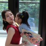 Zoie Tam Instagram - 農曆新年象徵著喜慶和團圓👨‍👩‍👧🧧 三年前我生命中最寶貴的囡囡Baby G岀世 ,她的到來更令我的家每一天也充滿着幸福與愛❤️❤️ 適逢這個喜慶節日，知道快圖美有個人化的揮春，作為媽媽第一時間便立即為我生命中最重要的囡囡印了一份特別的揮春🎁 象徵幸福滿滿，增添家𥚃喜慶氛圍❤️ 不得不説 今年快圖美自製的龍年揮春很多可愛款式又容易製作，品質又高，入面囡囡的退地大頭真的很可愛啊😻令揮春生色不少呢 哈哈 新的一年，新的希望 在此親自為你們送上新年祝福🧧🎊 祝福身邊各人都健康喜樂 女兒能健康快樂地成長💕 @fotomaxhk #Fotomaxhk #快圖美 #揮春 #2024揮春 #小朋友揮春 #個人化揮春 #客製化揮春 #親子揮春 #自動退地