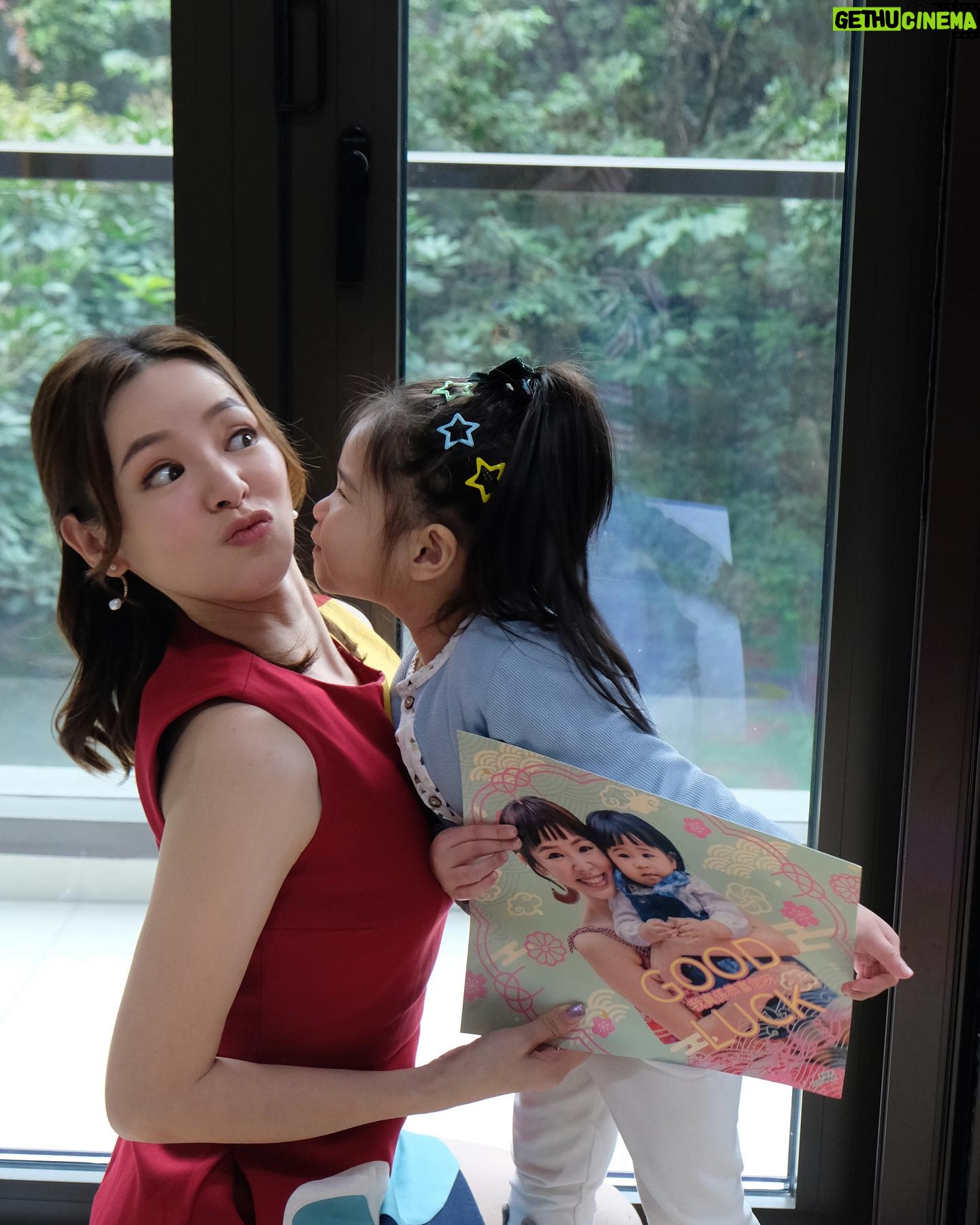 Zoie Tam Instagram - 農曆新年象徵著喜慶和團圓👨👩👧🧧 三年前我生命中最寶貴的囡囡Baby G岀世 ,她的到來更令我的家每一天也充滿着幸福與愛❤️❤️ 適逢這個喜慶節日,知道快圖美有個人化的揮春,作為媽媽第一時間便立即為我生命中最重要的囡囡印了一份特別的揮春🎁 象徵幸福滿滿,增添家𥚃喜慶氛圍❤️ 不得不説 今年快圖美自製的龍年揮春很多可愛款式又容易製作,品質又高,入面囡囡的退地大頭真的很可愛啊😻令揮春生色不少呢 哈哈 新的一年,新的希望 在此親自為你們送上新年祝福🧧🎊 祝福身邊各人都健康喜樂 女兒能健康快樂地成長💕 @fotomaxhk #Fotomaxhk #快圖美 #揮春 #2024揮春 #小朋友揮春 #個人化揮春 #客製化揮春 #親子揮春 #自動退地