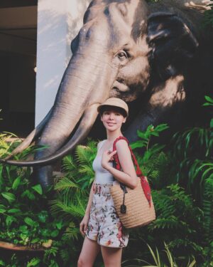 Zoie Tam Instagram - 下雨天就會想著陽光普照的日子
翻看手機重溫了一下新加坡的旅程🛩

P1-2) BabyG 人生第一次去到新加坡 本打算帶她去坐摩天輪 但巧遇摩天輪在這期間進行年度維修 唯有答應她下次再來 結果要回港補坐🤣

P3-6)寶貝最喜歡睇動物 所以今次去動物園簡直是重中之重 藉此希望她能學懂尊重自然環境和生命❤️

P7) 吃了一隻比我臉還要大的蟹鉗 肚子覺得好滿足😋

P8）晚飯後到外邊隨便走走 一聽到音樂又激發到她內心的小宇宙💕