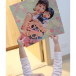 Zoie Tam Instagram - 農曆新年象徵著喜慶和團圓👨‍👩‍👧🧧 三年前我生命中最寶貴的囡囡Baby G岀世 ,她的到來更令我的家每一天也充滿着幸福與愛❤️❤️ 適逢這個喜慶節日，知道快圖美有個人化的揮春，作為媽媽第一時間便立即為我生命中最重要的囡囡印了一份特別的揮春🎁 象徵幸福滿滿，增添家𥚃喜慶氛圍❤️ 不得不説 今年快圖美自製的龍年揮春很多可愛款式又容易製作，品質又高，入面囡囡的退地大頭真的很可愛啊😻令揮春生色不少呢 哈哈 新的一年，新的希望 在此親自為你們送上新年祝福🧧🎊 祝福身邊各人都健康喜樂 女兒能健康快樂地成長💕 @fotomaxhk #Fotomaxhk #快圖美 #揮春 #2024揮春 #小朋友揮春 #個人化揮春 #客製化揮春 #親子揮春 #自動退地