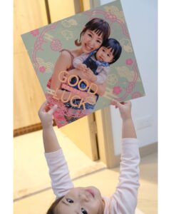 Zoie Tam Instagram - 農曆新年象徵著喜慶和團圓👨‍👩‍👧🧧 三年前我生命中最寶貴的囡囡Baby G岀世 ,她的到來更令我的家每一天也充滿着幸福與愛❤️❤️ 適逢這個喜慶節日，知道快圖美有個人化的揮春，作為媽媽第一時間便立即為我生命中最重要的囡囡印了一份特別的揮春🎁 象徵幸福滿滿，增添家𥚃喜慶氛圍❤️ 不得不説 今年快圖美自製的龍年揮春很多可愛款式又容易製作，品質又高，入面囡囡的退地大頭真的很可愛啊😻令揮春生色不少呢 哈哈 新的一年，新的希望 在此親自為你們送上新年祝福🧧🎊 祝福身邊各人都健康喜樂 女兒能健康快樂地成長💕 @fotomaxhk #Fotomaxhk #快圖美 #揮春 #2024揮春 #小朋友揮春 #個人化揮春 #客製化揮春 #親子揮春 #自動退地