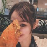 Zoie Tam Instagram - 下雨天就會想著陽光普照的日子 翻看手機重溫了一下新加坡的旅程🛩 P1-2) BabyG 人生第一次去到新加坡 本打算帶她去坐摩天輪 但巧遇摩天輪在這期間進行年度維修 唯有答應她下次再來 結果要回港補坐🤣 P3-6)寶貝最喜歡睇動物 所以今次去動物園簡直是重中之重 藉此希望她能學懂尊重自然環境和生命❤️ P7) 吃了一隻比我臉還要大的蟹鉗 肚子覺得好滿足😋 P8）晚飯後到外邊隨便走走 一聽到音樂又激發到她內心的小宇宙💕