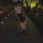 Zoie Tam Instagram - 下雨天就會想著陽光普照的日子 翻看手機重溫了一下新加坡的旅程🛩 P1-2) BabyG 人生第一次去到新加坡 本打算帶她去坐摩天輪 但巧遇摩天輪在這期間進行年度維修 唯有答應她下次再來 結果要回港補坐🤣 P3-6)寶貝最喜歡睇動物 所以今次去動物園簡直是重中之重 藉此希望她能學懂尊重自然環境和生命❤️ P7) 吃了一隻比我臉還要大的蟹鉗 肚子覺得好滿足😋 P8）晚飯後到外邊隨便走走 一聽到音樂又激發到她內心的小宇宙💕