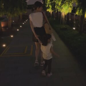 Zoie Tam Instagram - 下雨天就會想著陽光普照的日子
翻看手機重溫了一下新加坡的旅程🛩

P1-2) BabyG 人生第一次去到新加坡 本打算帶她去坐摩天輪 但巧遇摩天輪在這期間進行年度維修 唯有答應她下次再來 結果要回港補坐🤣

P3-6)寶貝最喜歡睇動物 所以今次去動物園簡直是重中之重 藉此希望她能學懂尊重自然環境和生命❤️

P7) 吃了一隻比我臉還要大的蟹鉗 肚子覺得好滿足😋

P8）晚飯後到外邊隨便走走 一聽到音樂又激發到她內心的小宇宙💕