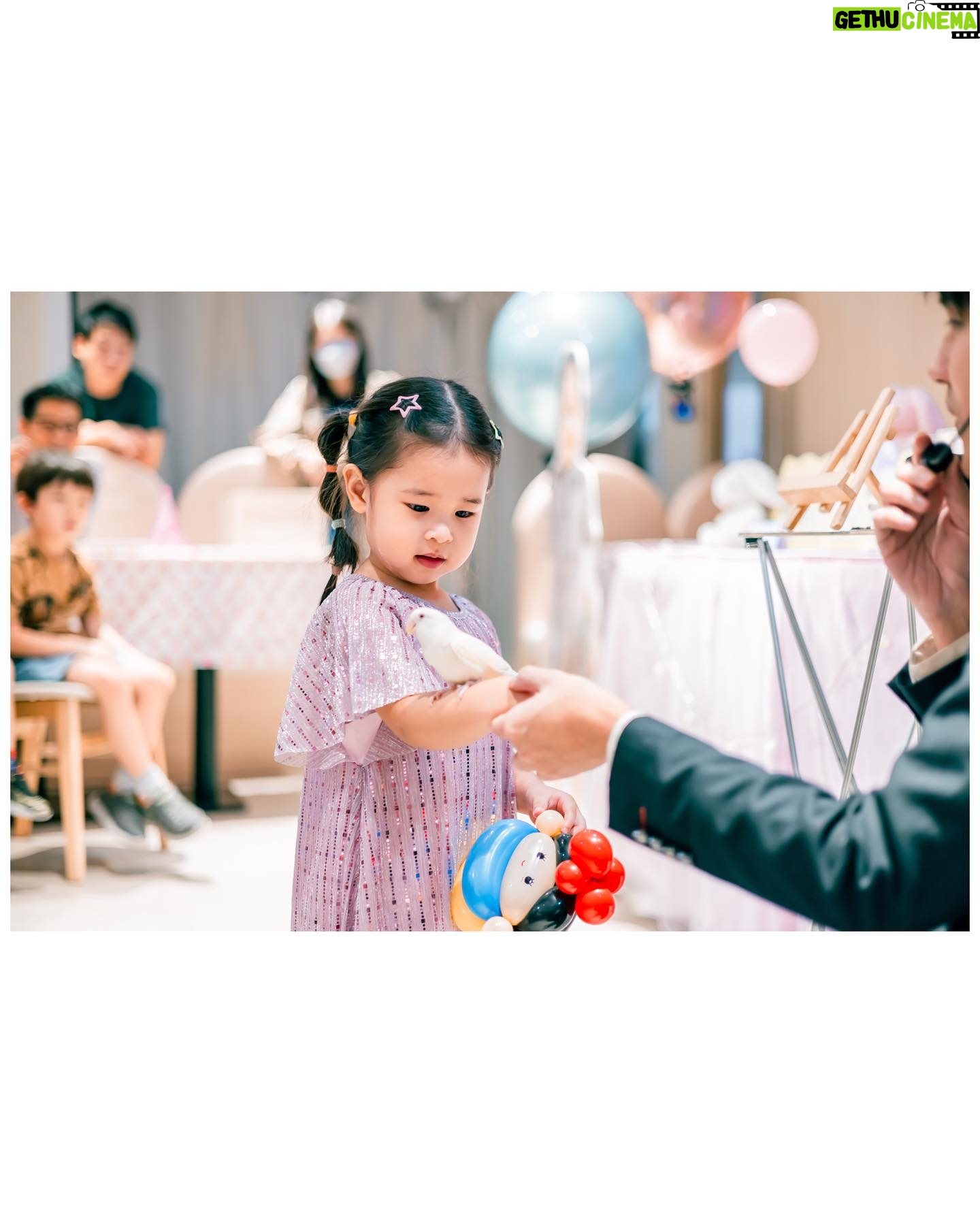 Zoie Tam Instagram - 🎈🎊🎈🎊🎈🎊🎈 Thank you @mrtreegroup for providing such a fun and safe environment for our baby girl’s birthday party🎉 由食物至節目安排的每個細節都盡善盡美 讓我可以放心享受party time Many highlights for the day 當中氣氛最好的就是Magic show 不停有驚喜 不論大人小朋友都喜歡 The cozy decoration from @oballoon_hk 令整個場地生色不少 而蛋糕方面我問BabyG 今年想要什麼蛋糕 (問咗不下10次) 佢都話要cockroach~ ~係 曱 甴 呀🪳~ 於是我問 @loveatfirstbitehk 除了原本的靚靚蛋糕外 能不能夠做一隻曱甴比我 到時加上蛋糕到😂 謝謝你們依然配合我這個特別的要求 🙏 仲有 @comicalkidslandhk 為我準備了 小朋友都好鍾意食嘅snack同粉粉😋 最後辛苦攝影師 @hardy.cheung 盡心盡力捕捉大家每個難忘時刻 謝謝當天來參加派對的每一位 希望大朋友小朋友都玩得開心❤️