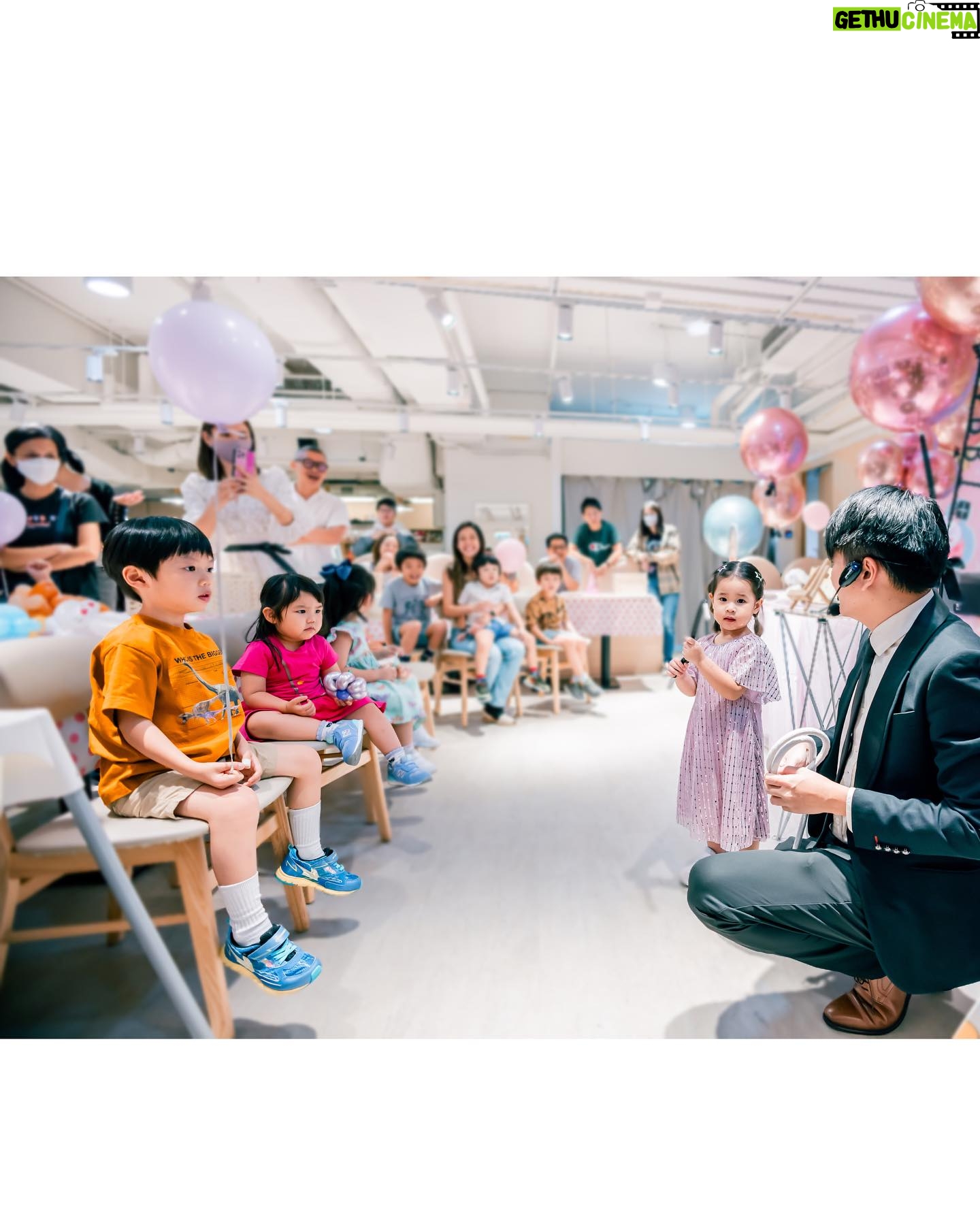 Zoie Tam Instagram - 🎈🎊🎈🎊🎈🎊🎈 Thank you @mrtreegroup for providing such a fun and safe environment for our baby girl’s birthday party🎉 由食物至節目安排的每個細節都盡善盡美 讓我可以放心享受party time Many highlights for the day 當中氣氛最好的就是Magic show 不停有驚喜 不論大人小朋友都喜歡 The cozy decoration from @oballoon_hk 令整個場地生色不少 而蛋糕方面我問BabyG 今年想要什麼蛋糕 (問咗不下10次) 佢都話要cockroach~ ~係 曱 甴 呀🪳~ 於是我問 @loveatfirstbitehk 除了原本的靚靚蛋糕外 能不能夠做一隻曱甴比我 到時加上蛋糕到😂 謝謝你們依然配合我這個特別的要求 🙏 仲有 @comicalkidslandhk 為我準備了 小朋友都好鍾意食嘅snack同粉粉😋 最後辛苦攝影師 @hardy.cheung 盡心盡力捕捉大家每個難忘時刻 謝謝當天來參加派對的每一位 希望大朋友小朋友都玩得開心❤️