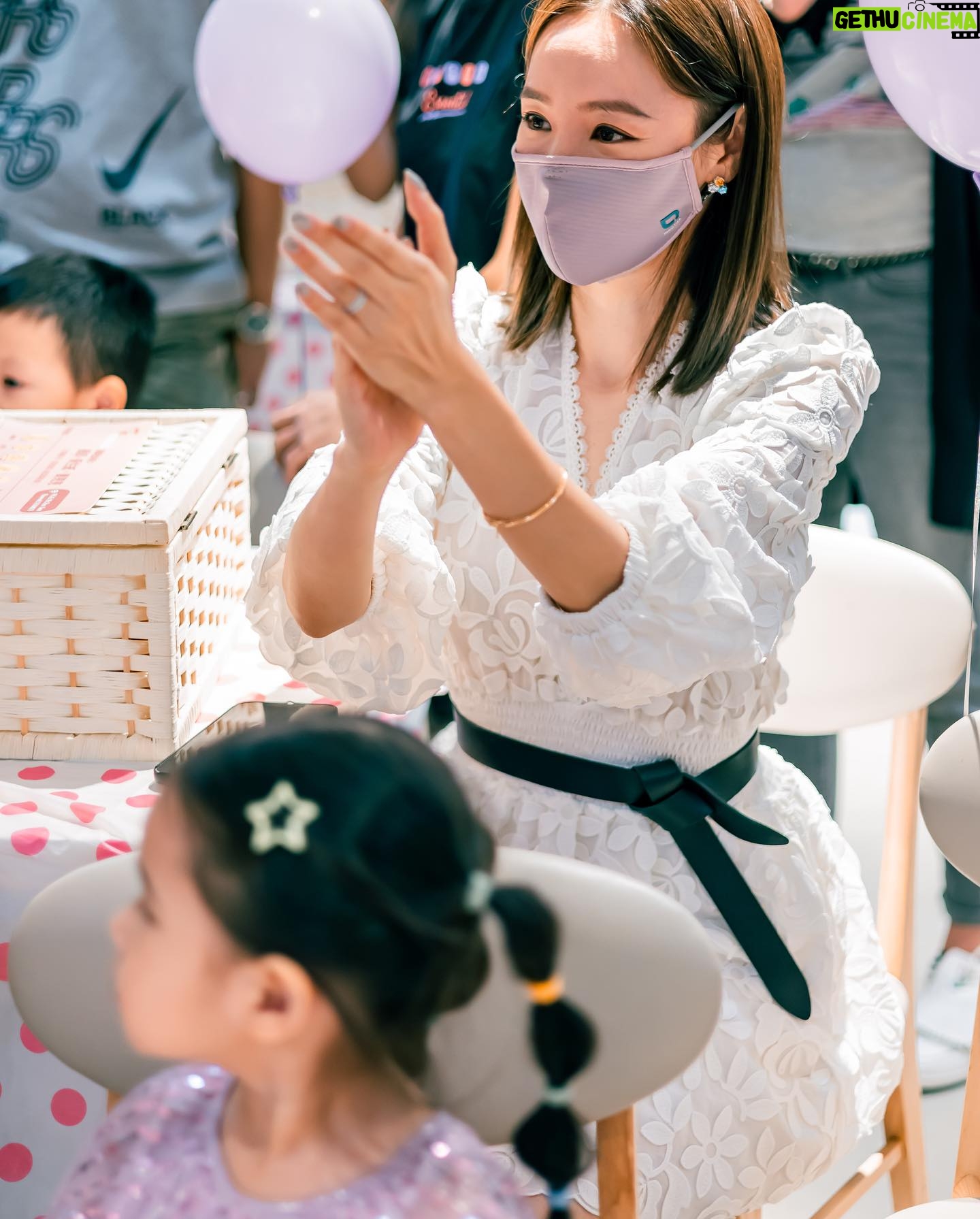 Zoie Tam Instagram - 🎈🎊🎈🎊🎈🎊🎈 Thank you @mrtreegroup for providing such a fun and safe environment for our baby girl’s birthday party🎉 由食物至節目安排的每個細節都盡善盡美 讓我可以放心享受party time Many highlights for the day 當中氣氛最好的就是Magic show 不停有驚喜 不論大人小朋友都喜歡 The cozy decoration from @oballoon_hk 令整個場地生色不少 而蛋糕方面我問BabyG 今年想要什麼蛋糕 (問咗不下10次) 佢都話要cockroach~ ~係 曱 甴 呀🪳~ 於是我問 @loveatfirstbitehk 除了原本的靚靚蛋糕外 能不能夠做一隻曱甴比我 到時加上蛋糕到😂 謝謝你們依然配合我這個特別的要求 🙏 仲有 @comicalkidslandhk 為我準備了 小朋友都好鍾意食嘅snack同粉粉😋 最後辛苦攝影師 @hardy.cheung 盡心盡力捕捉大家每個難忘時刻 謝謝當天來參加派對的每一位 希望大朋友小朋友都玩得開心❤️
