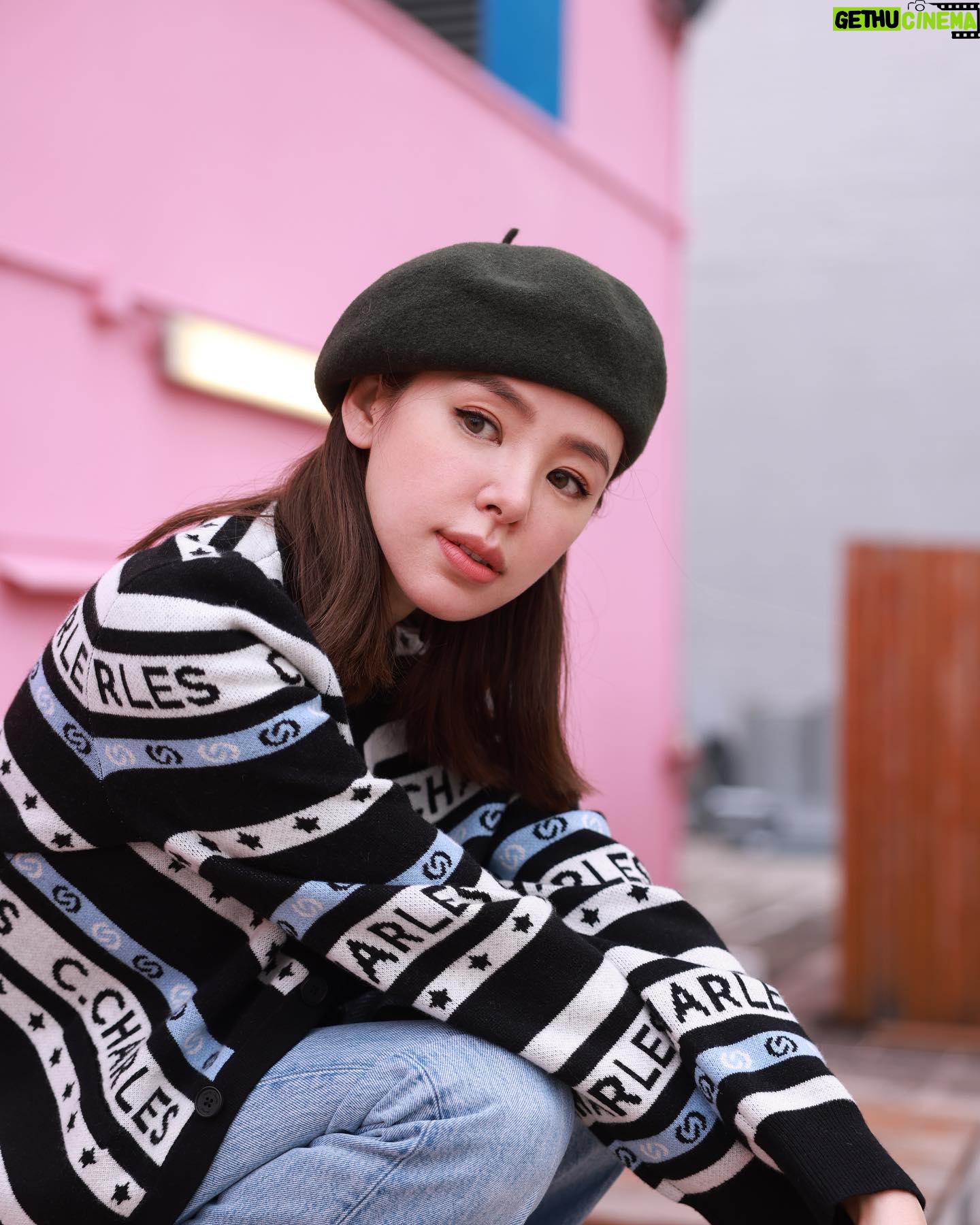 Zoie Tam Instagram - 距離農曆新年還有剛好一個月 在新一年期盼能擁有一顆專注的心 沈浸於自己所做的事兒 步伐可以慢一點 但不要停 目標要明確一點 但不要急 這一丁點改變 就足夠讓人有意外的收穫💛
