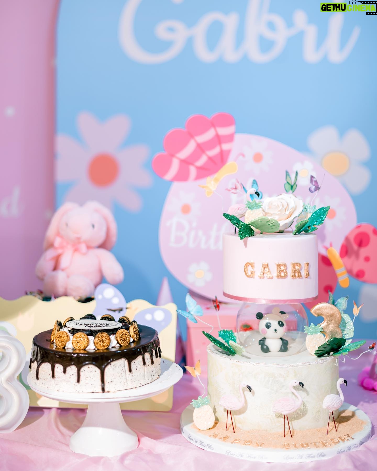 Zoie Tam Instagram - 🎈🎊🎈🎊🎈🎊🎈 Thank you @mrtreegroup for providing such a fun and safe environment for our baby girl’s birthday party🎉 由食物至節目安排的每個細節都盡善盡美 讓我可以放心享受party time Many highlights for the day 當中氣氛最好的就是Magic show 不停有驚喜 不論大人小朋友都喜歡 The cozy decoration from @oballoon_hk 令整個場地生色不少 而蛋糕方面我問BabyG 今年想要什麼蛋糕 (問咗不下10次) 佢都話要cockroach~ ~係 曱 甴 呀🪳~ 於是我問 @loveatfirstbitehk 除了原本的靚靚蛋糕外 能不能夠做一隻曱甴比我 到時加上蛋糕到😂 謝謝你們依然配合我這個特別的要求 🙏 仲有 @comicalkidslandhk 為我準備了 小朋友都好鍾意食嘅snack同粉粉😋 最後辛苦攝影師 @hardy.cheung 盡心盡力捕捉大家每個難忘時刻 謝謝當天來參加派對的每一位 希望大朋友小朋友都玩得開心❤️