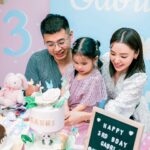Zoie Tam Instagram - 女兒踏入三歲了 表現明顯有一大進步 呢個小大人 開始變得更加懂事 更加聽話 同時又很有主見及自己思想 BabyG 已不再Baby了 作為媽媽心情都好矛盾 一邊廂很想孩子長大 而另一邊廂又不想孩子大得太快 到底這是什麼想法呢 哈哈 其實孩子每一個小小進步 都是做父母最大的安慰 為正式告別難搞的trouble two 👋🏻 我哋為她搞咗個B҉I҉R҉T҉H҉D҉A҉Y҉ P҉A҉R҉T҉Y҉ 仲邀請埋佢嘅朋友仔一齊黎狂歡 其實主要係PaPaMaMa想慰勞一下自己😹 沒有別的 只希望女兒能健康快樂地成長💕 🛤Ideal venue @mrtreegroup #MrTreeHK 🎈Amazing decorations @oballoon_hk 🎂Irresistible cake @loveatfirstbitehk 🍬🧀Popular kids party favors @comicalkidslandhk 📸Professional photogapher @hardy.cheung 🎞video capture from lovely @alanwong447 #happy3rdbirthday