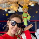 Zoie Tam Instagram - 今年聖誕假期每天都像拆禮物般驚喜 同🎅🏻Santa & elves🧝‍♀️有個約會 小朋友們見到小王子好開心 @hkoceanpark #ChristmasSensationHOHOHO2023 🤹🏻‍♂️ Nice Christmas dinner @shimoumi_sushi 🍣🦪🍶 Welcome back @kungkaty & thank you @ghlchan for hosting an incredible Christmas party💕🎈 Everything was perfect😍 好鍾意個交換禮物環節 簡直令人熱血沸騰😆 一家人 團團圓圓🐭❤️