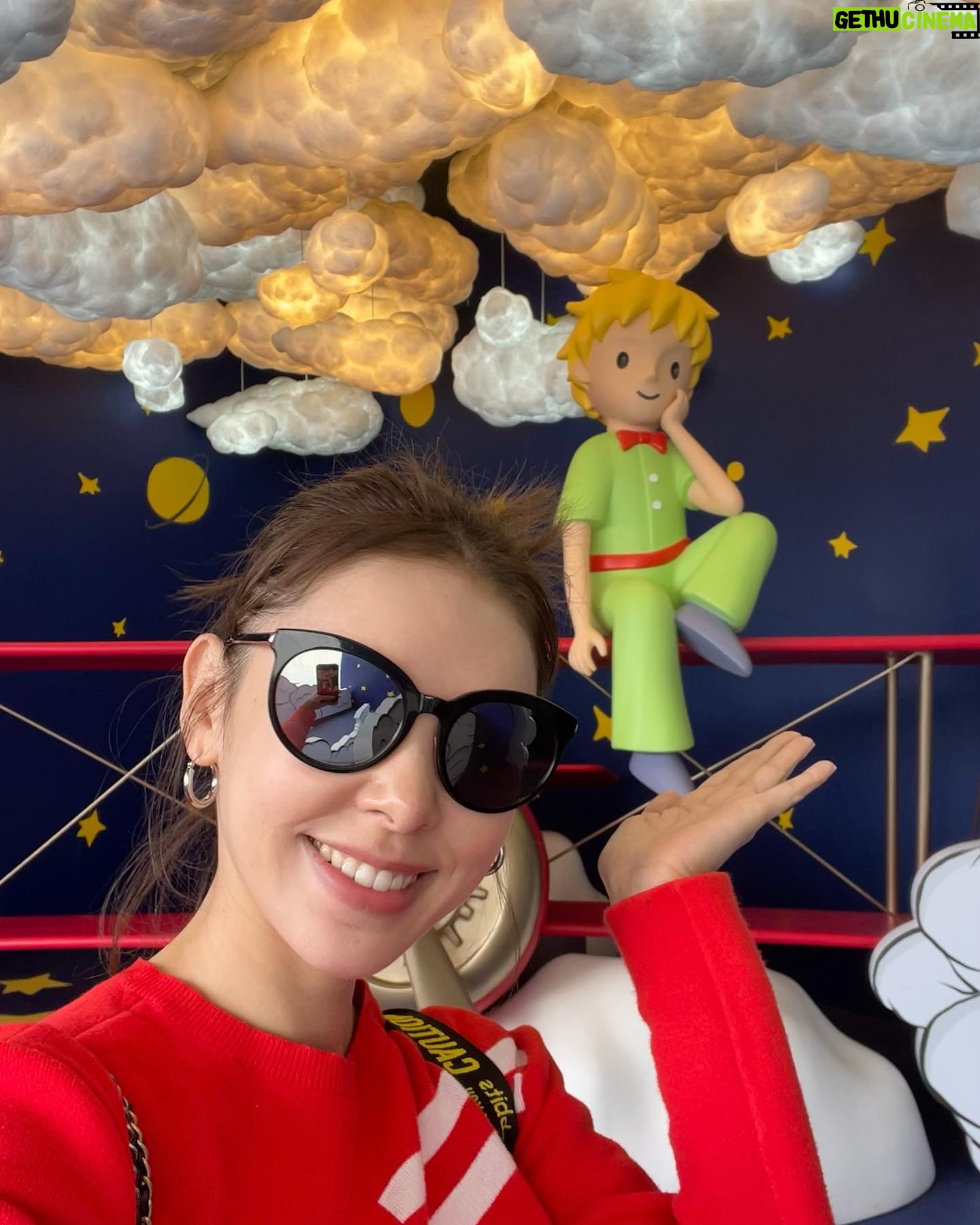 Zoie Tam Instagram - 今年聖誕假期每天都像拆禮物般驚喜 同🎅🏻Santa & elves🧝♀️有個約會 小朋友們見到小王子好開心 @hkoceanpark #ChristmasSensationHOHOHO2023 🤹🏻♂️ Nice Christmas dinner @shimoumi_sushi 🍣🦪🍶 Welcome back @kungkaty & thank you @ghlchan for hosting an incredible Christmas party💕🎈 Everything was perfect😍 好鍾意個交換禮物環節 簡直令人熱血沸騰😆 一家人 團團圓圓🐭❤️