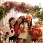 Zoie Tam Instagram - 今年聖誕假期每天都像拆禮物般驚喜 同🎅🏻Santa & elves🧝‍♀️有個約會 小朋友們見到小王子好開心 @hkoceanpark #ChristmasSensationHOHOHO2023 🤹🏻‍♂️ Nice Christmas dinner @shimoumi_sushi 🍣🦪🍶 Welcome back @kungkaty & thank you @ghlchan for hosting an incredible Christmas party💕🎈 Everything was perfect😍 好鍾意個交換禮物環節 簡直令人熱血沸騰😆 一家人 團團圓圓🐭❤️