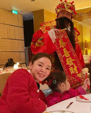 Zoie Tam Instagram - 年初五快樂🧧
1) 情人節有花收 開心 @cetaphilhk❤️
2）BabyG話農曆新年祝我快高長大 話我好快好返可以行😅
3）農曆年我們都在澳門過年 開心 @vvyeo 💕
4）有看出我的誠意嗎 ⛷
5）200分的演唱會 每一個環節都充滿重重驚喜 超好看😍  @dickyyyyyyyyyyyyyyyyyy 
6) 我們三很久沒有同框 🖼
7）happy birthday dear @mikiyeung 願你每天幸福快樂🎂
8）這段時間辛苦你了 happy Valentine’s Day 😬
9，10) 昨天才發現BabyG原來識得畫人像 娘親表示很驚訝🙀
。
。
最後祝大家身體健康💪🏻