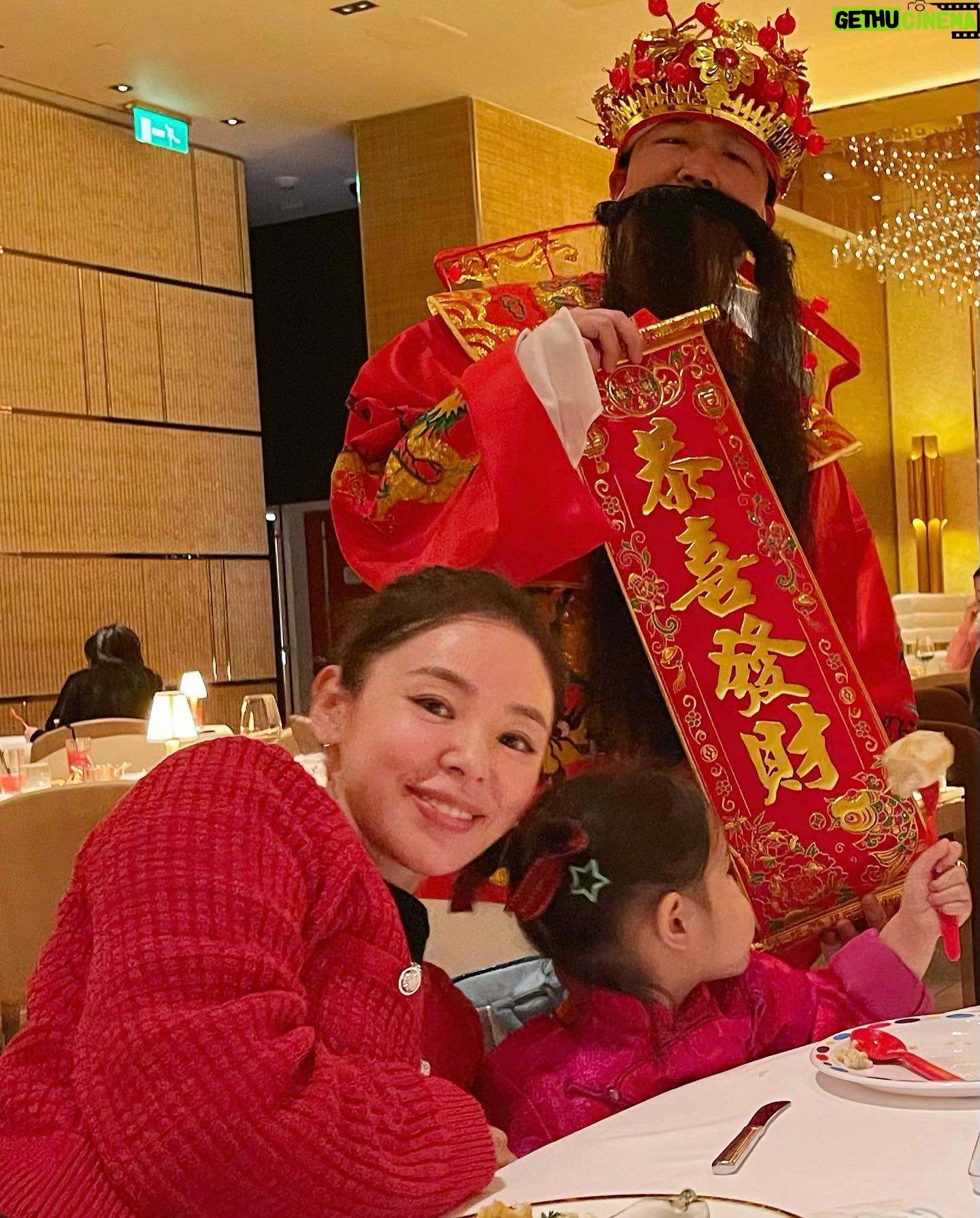 Zoie Tam - 4.6K Likes - 年初五快樂🧧
1) 情人節有花收 開心 @cetaphilhk❤️
2)BabyG話農曆新年祝我快高長大 話我好快好返可以行😅
3)農曆年我們都在澳門過年 開心 @vvyeo 💕
4)有看出我的誠意嗎 ⛷
5)200分的演唱會 每一個環節都充滿重重驚喜 超好看😍 @dickyyyyyyyyyyyyyyyyyy
6) 我們三很久沒有同框 🖼
7)happy birthday dear @mikiyeung 願你每天幸福快樂🎂
8)這段時間辛苦你了 happy Valentine’s Day 😬
9,10) 昨天才發現BabyG原來識得畫人像 娘親表示很驚訝🙀
。
。
最後祝大家身體健康💪🏻