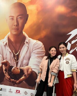 Zoie Tam Instagram - 年初五快樂🧧
1) 情人節有花收 開心 @cetaphilhk❤️
2）BabyG話農曆新年祝我快高長大 話我好快好返可以行😅
3）農曆年我們都在澳門過年 開心 @vvyeo 💕
4）有看出我的誠意嗎 ⛷
5）200分的演唱會 每一個環節都充滿重重驚喜 超好看😍  @dickyyyyyyyyyyyyyyyyyy 
6) 我們三很久沒有同框 🖼
7）happy birthday dear @mikiyeung 願你每天幸福快樂🎂
8）這段時間辛苦你了 happy Valentine’s Day 😬
9，10) 昨天才發現BabyG原來識得畫人像 娘親表示很驚訝🙀
。
。
最後祝大家身體健康💪🏻