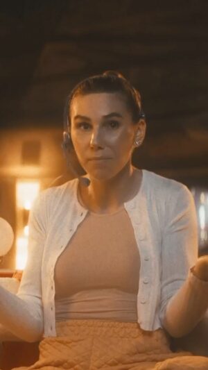 Zosia Mamet Instagram - the truth about cheese no one is talking about... 🤯🧀 don’t miss #molliandmax on VOD march 22! 

everything you need at our link in bio ⬆️ #scifi #romcom #indiemovie #sciencefiction #romanticcomedy #independentfilm #zosiamamet #aristotleathari #practicalfx