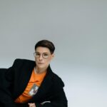Zoya Yarovitsyna Instagram - Кажется, нет больше смысла скрывать - мне 34, и я очень люблю пиджаки🍊 Фото @anngorrbacheva Макияж @elvirariabtseva_makeup Стиль @bvdboyjohn