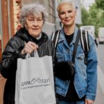 Zoya Yarovitsyna Instagram - Друзья, недавно я приняла участие в доставке обедов пожилым людям от проекта @dariedu. У проекта важная миссия - накормить тех, кто по какой-то причине не может сделать это сам. Я считаю, что помогать другим нужно и важно. Подпишитесь на аккаунт фонда @dariedu и присоединяйтесь к доброму делу. Помочь можно не только деньгами - вы можете так же, как я, уделить несколько часов и помочь с доставкой еды нуждающимся, проекту всегда нужны новые волонтеры 🤍