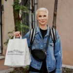 Zoya Yarovitsyna Instagram - Друзья, недавно я приняла участие в доставке обедов пожилым людям от проекта @dariedu. У проекта важная миссия - накормить тех, кто по какой-то причине не может сделать это сам. Я считаю, что помогать другим нужно и важно. Подпишитесь на аккаунт фонда @dariedu и присоединяйтесь к доброму делу. Помочь можно не только деньгами - вы можете так же, как я, уделить несколько часов и помочь с доставкой еды нуждающимся, проекту всегда нужны новые волонтеры 🤍