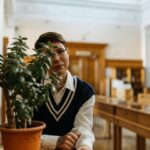 Zoya Yarovitsyna Instagram - Книги в моей жизни занимают все больше и больше места, и я этому очень рада. Ставьте 📚, если ждете мое собственное книжное шоу) Огромное спасибо Российской Государственной Библиотеке за организацию съемки @leninka_official 🤍 Ph. @anngorrbacheva St. @bvdboyjohn Muah @ritasbeauty_