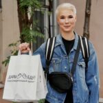 Zoya Yarovitsyna Instagram - В России множество одиноких пенсионеров, которым нужна поддержка. Часто у пожилых людей нет сил дойти до магазина или больницы. Из-за плохого здоровья они не могут приготовить себе даже простой и быстрый обед. А еще пенсионерам тоскливо, одиноко и грустно, им не хватает душевного тепла и заботы. В такой ситуации помочь бабушке или дедушке просто — можно прийти на благотворительную доставку фонда «Дари еду», принести нуждающемуся горячий обед и искренне поинтересоваться его самочувствием и настроением. Так сделала и резидент «Женского стендапа» Зоя Яровицына @zoya_zoo . Она посетила доставку, отнесла пожилым людям вкусные наборы с едой и пообщалась с пенсионерами. Но этим стендап-комик не ограничилась! Зоя подарила бабушкам и дедушкам чай и сладости: зефир, мармелад и пастилу. Ничто не может быть лучше, чем подарки от чистого сердца. Поэтому некоторые пенсионеры даже не смогли сдержать слез, насколько им была приятна такая забота и внимание. Ну и, конечно, доставка не прошла без шуток и великих философских мыслей о добре, помощи, любви и о вечном 😁 Мы — фонд «Дари еду» и Зоя Яровицына — хотим в этом ролике показать вам, что творить добро очень просто! Для этого не нужны целые свободные дни, миллионы на счету или какие-то особые тайные знания. Достаточно выделить пару часов, чтобы навестить пенсионеров, передать уже готовый обед и сказать несколько приятных слов. Давайте помогать людям вместе! #друг_проекта_дариеду