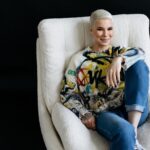 Zoya Yarovitsyna Instagram - Каждый год я начинаю одинаково: - навожу порядок в вещах, отбираю и отдаю/выбрасываю лишнее; - подвожу свои итоги прошлого года, чтобы увидеть, сколько всего я сделала; - формулирую свои пожелания к новому году: что я хочу сделать в работе и других сферах. Так появляется понимание, каким будет год лично для меня. Естественно, внешние обстоятельства могут все поменять и очень сильно, но! Все равно у меня остаются ориентиры, я знаю, что для меня в приоритете. В общем, это время, когда я загадываю желания самой себе. Потому что дед Мороз перегружен, он может и прое@аться. Или выгореть - столько лет делает одно и то же. Так что, даже если он все бросит и пойдет на курс гончарного мастерства, я свои желания исполню.