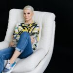 Zoya Yarovitsyna Instagram - Каждый год я начинаю одинаково: - навожу порядок в вещах, отбираю и отдаю/выбрасываю лишнее; - подвожу свои итоги прошлого года, чтобы увидеть, сколько всего я сделала; - формулирую свои пожелания к новому году: что я хочу сделать в работе и других сферах. Так появляется понимание, каким будет год лично для меня. Естественно, внешние обстоятельства могут все поменять и очень сильно, но! Все равно у меня остаются ориентиры, я знаю, что для меня в приоритете. В общем, это время, когда я загадываю желания самой себе. Потому что дед Мороз перегружен, он может и прое@аться. Или выгореть - столько лет делает одно и то же. Так что, даже если он все бросит и пойдет на курс гончарного мастерства, я свои желания исполню.